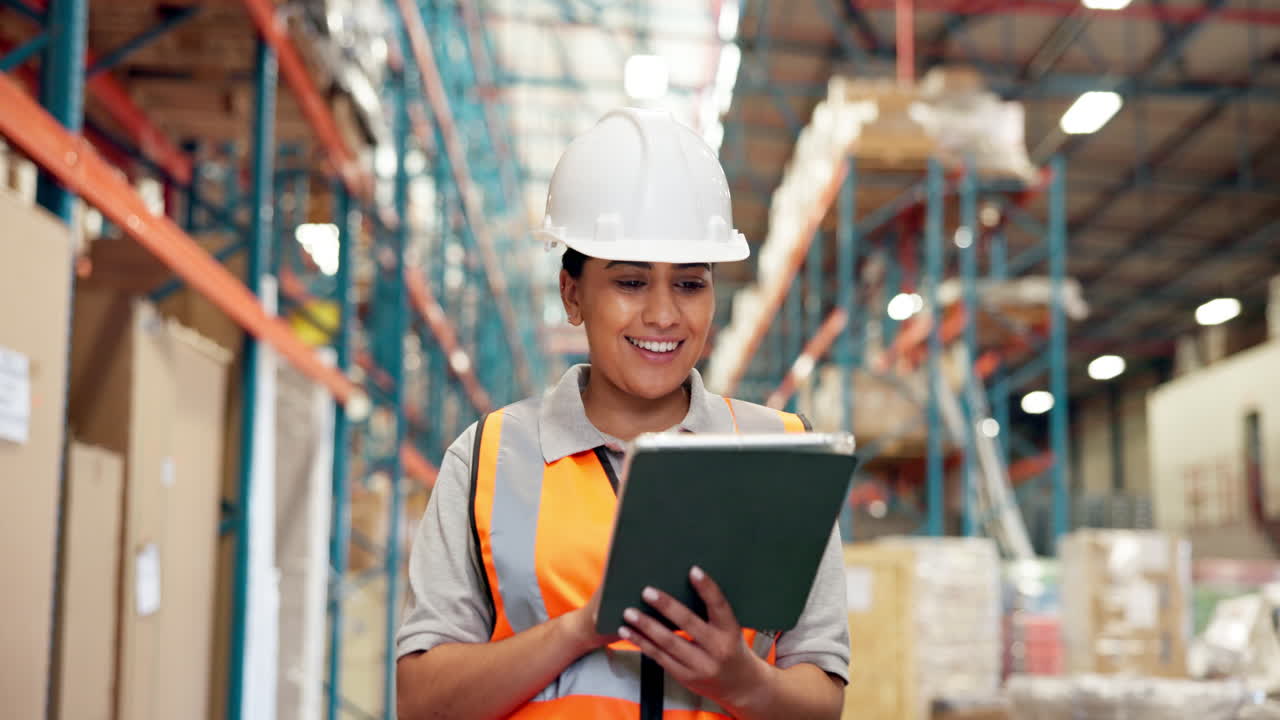 Operaio di magazzino con tablet che controlla l'inventario