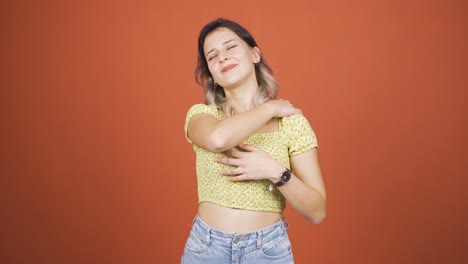 mujer joven con dolor de hombro.