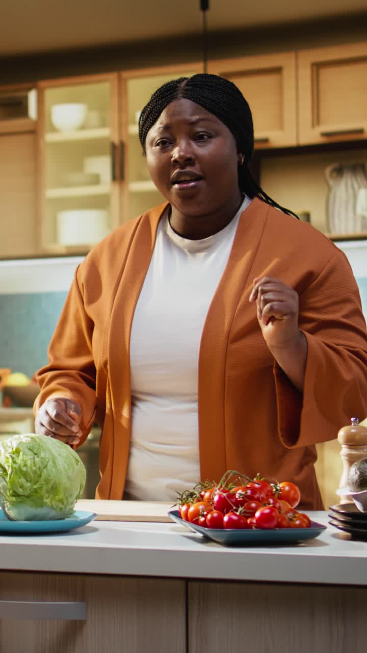 Video verticale: Donna afroamericana food vlogger che filma una ricetta di cibo fatto in casa.
