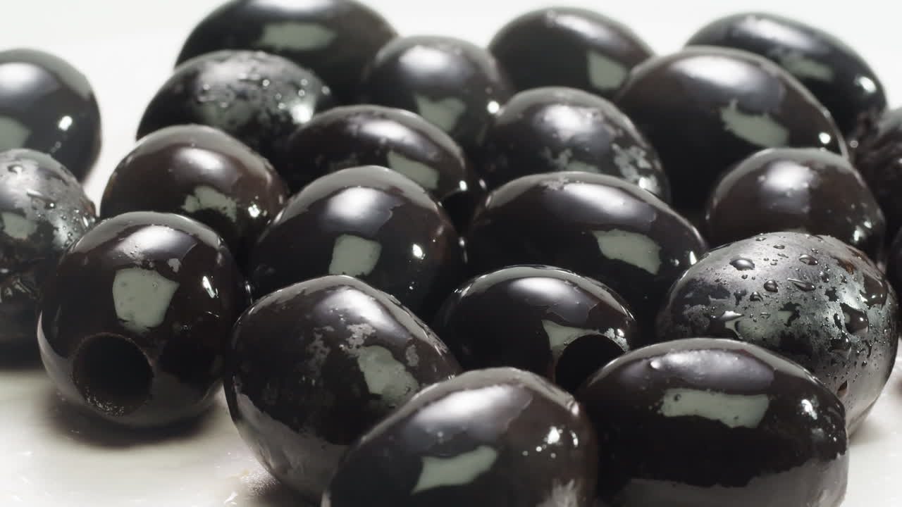 aceitunas verdes redondas en vinagre de grecia como fondo, vista de arriba. imágenes de alta calidad en 4k