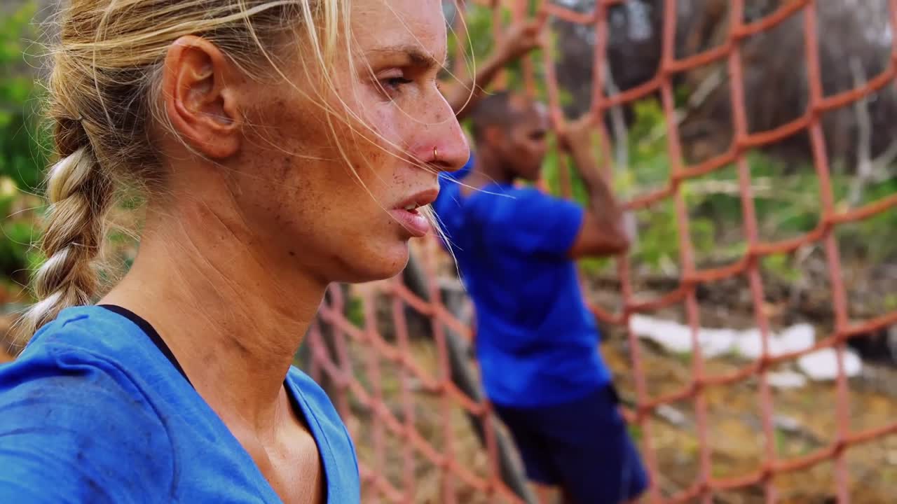 mujer pensativa de pie en el campamento de entrenamiento