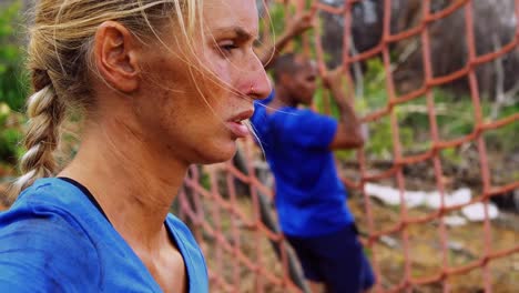 mujer pensativa de pie en el campamento de entrenamiento