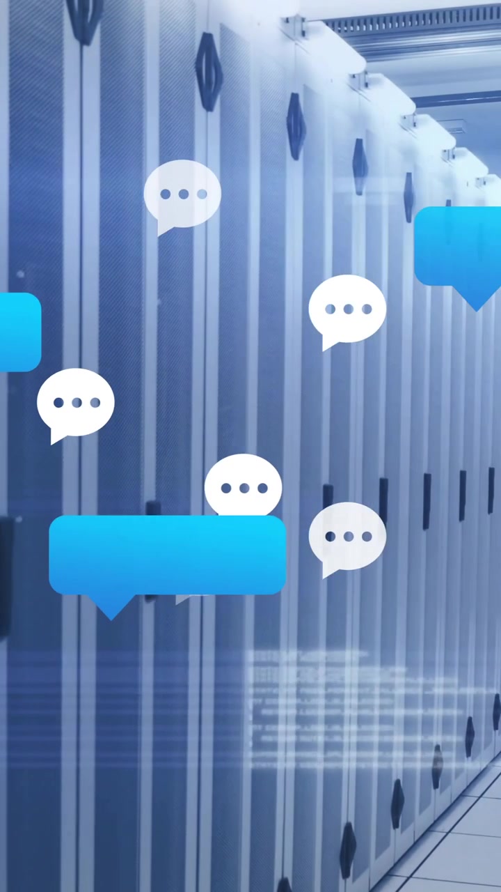 In un data center, bolle di chat che fluttuano sopra i rack dei server, creando un effetto di animazione