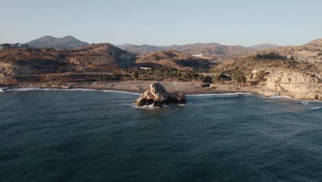 Peñón,-Fortaleza-De-La-Isla-Rocosa-En-Alta-Mar