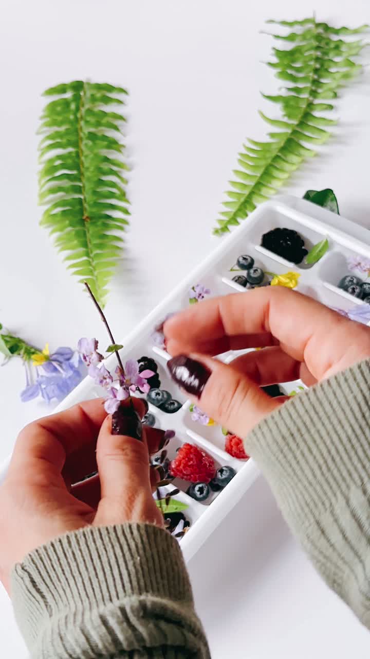 haciendo cubos de hielo florales frutales