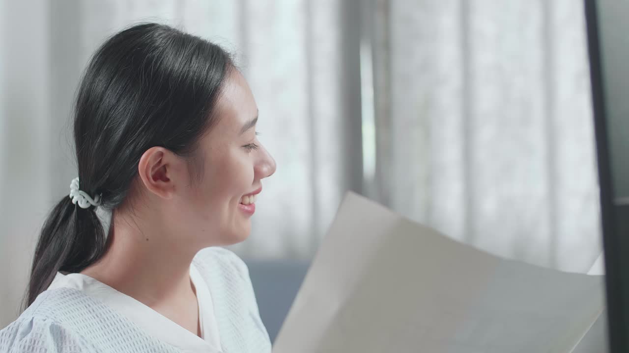 집 모델을 열고 집에서 데스크에서 작업하는 동안 청사진을 보는 아시아 여성 엔지니어의 클로즈업