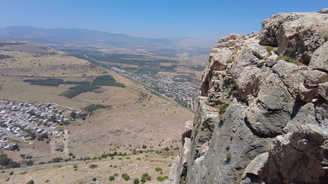 갈릴리 해 위 에 있는 아르벨 산, 절벽 에서 볼 수 있는 모습