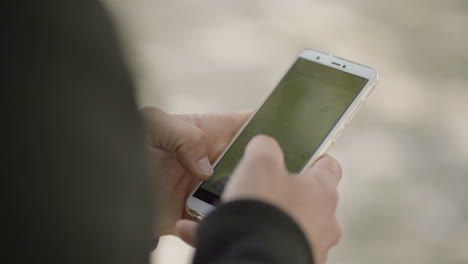 fotografía recortada de un hombre enviando mensajes por teléfono móvil