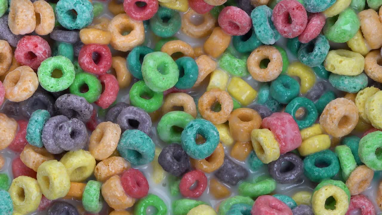 verter leche en frutas secas con sabor a cereal en tiempo real 4k
