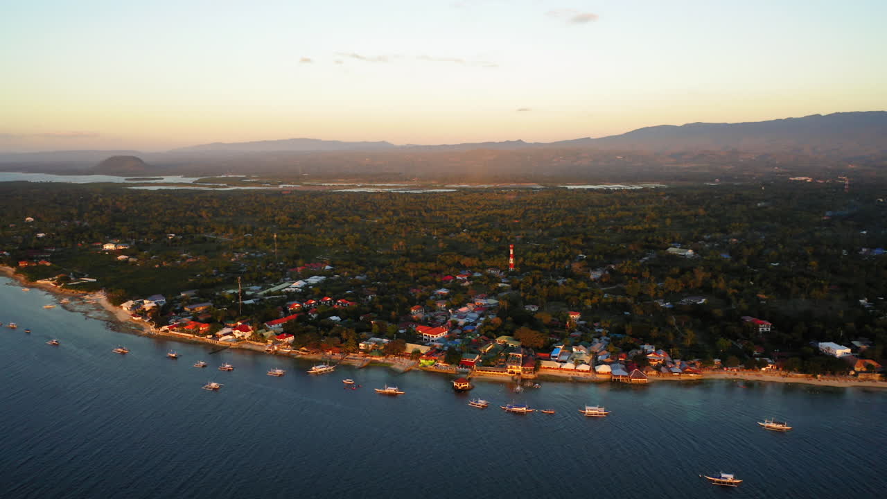 Vista aerea di Moalboal Beach al tramonto, Cebu, Filippine