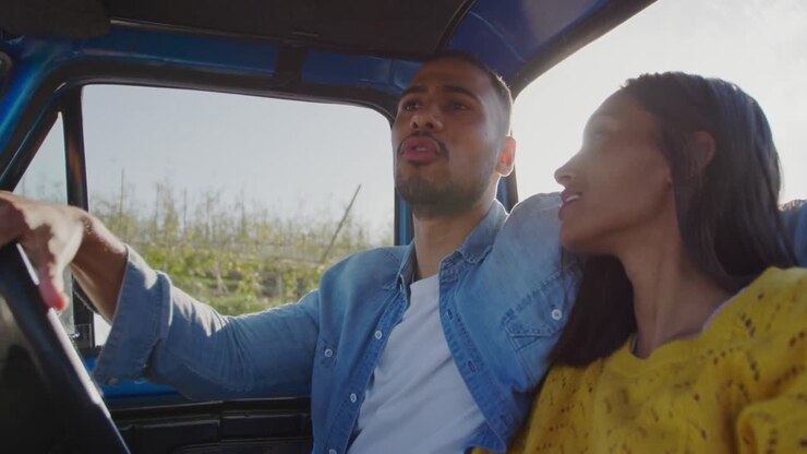 Giovane coppia in viaggio on the road sul loro pick-up