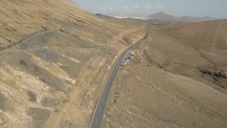 Vista-Aérea-De-Una-Carretera-Con-Coches-En-La-Isla-De-Lanzarote