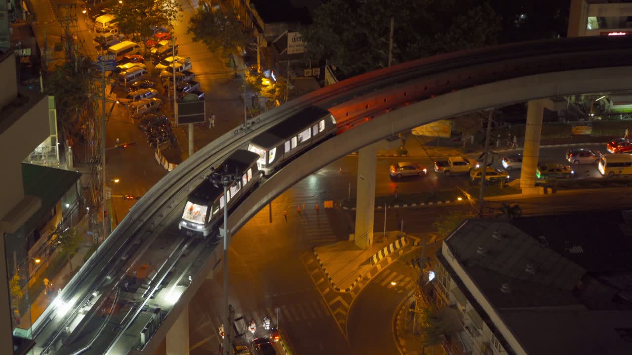 태국 방 시내의 하이웨이 스트리트 로드 (highway street road) 의 공중 전망: 아시아의 스마트 도시에서 금융 구역과 비즈니스 센터, 밤에는 마천루와 고층 건물