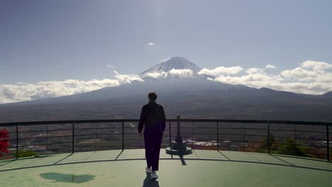 un viajero solitario caminando hacia el monte fuji en lo alto del observatorio.