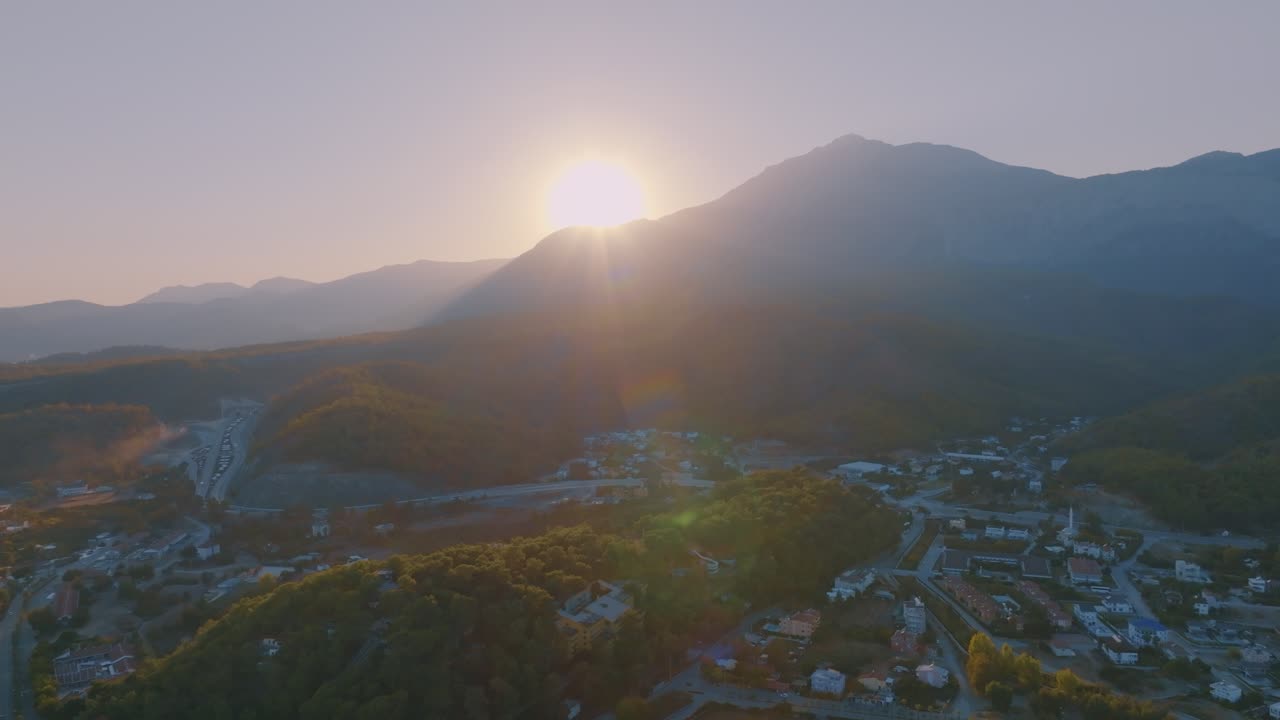 산악 마을 위의 해가 뜨는 것