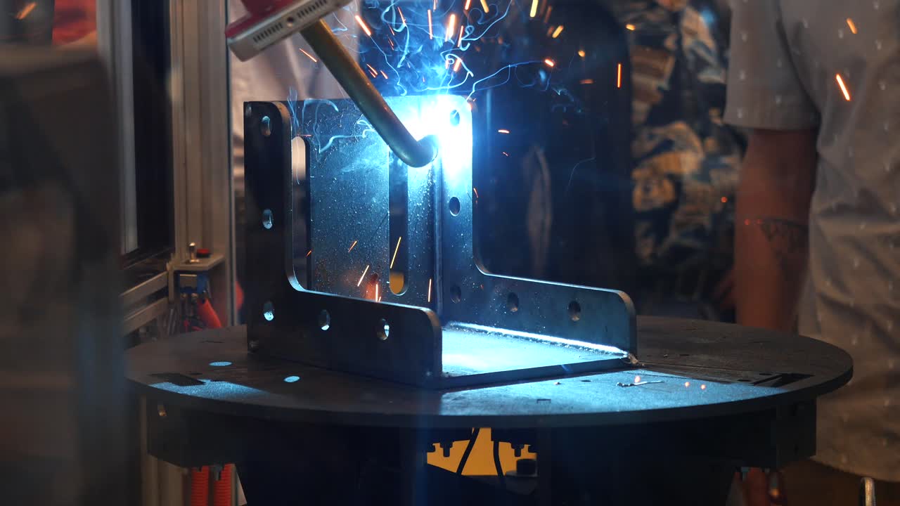 로은 금속 브래켓을 용접합니다.