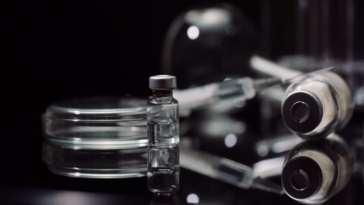 실험실 장비:검은색 배경 9에서 회전하는 주사기 및 의학 테스트 튜브 및 플라스크