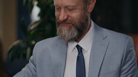 hombre de negocios leyendo documentos