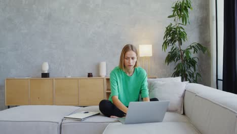 mujer trabajando desde casa en una computadora portátil