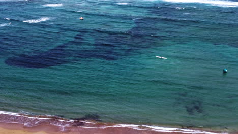 Strand-Mit-Kristallklarem-Wasser