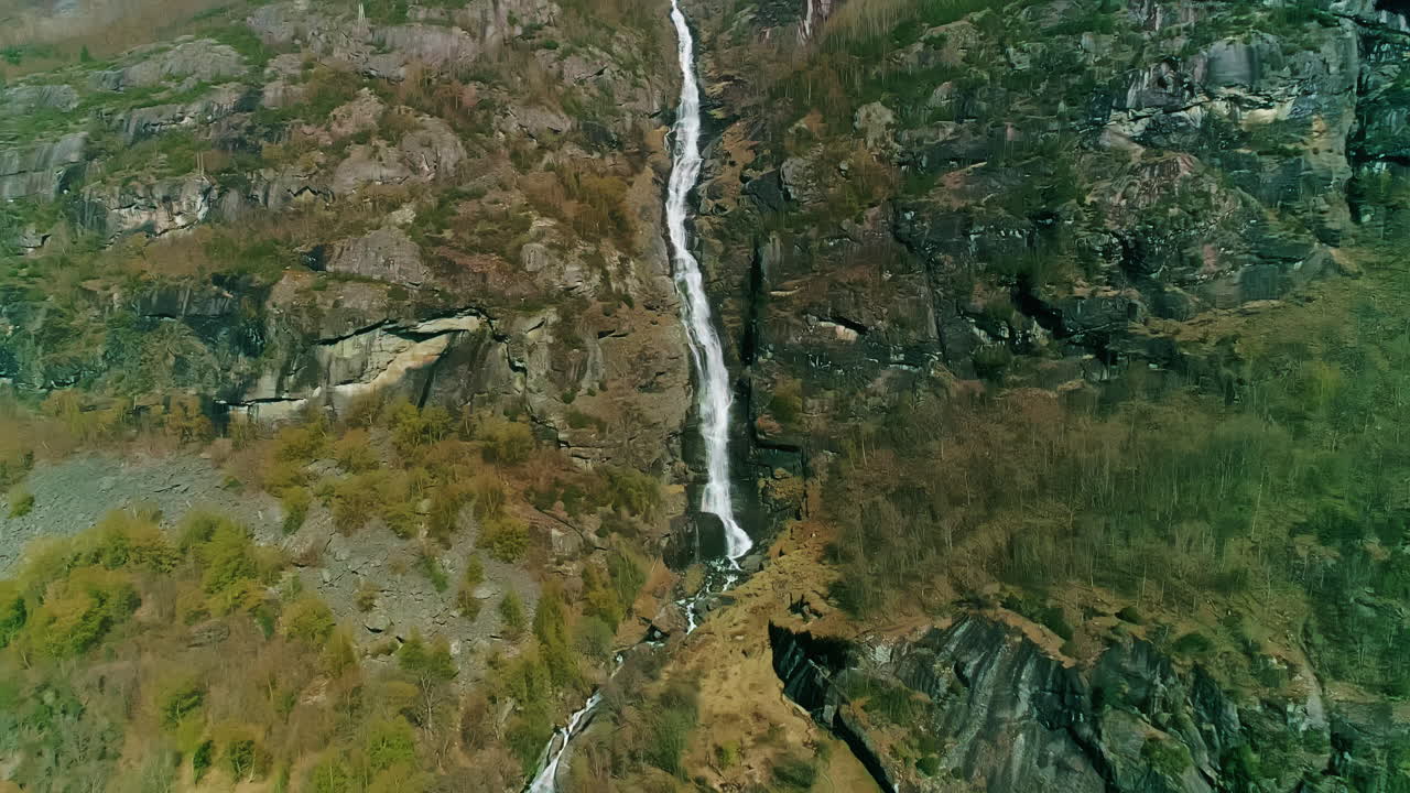 alta cascada que cae en cascada por una ladera de una montaña noruega - empujar en el aire