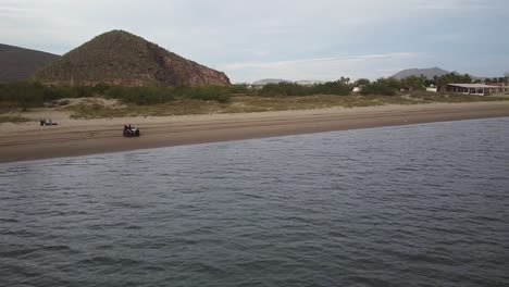 Paseando-Por-La-Playa-A-Bordo-De-Una-Moto