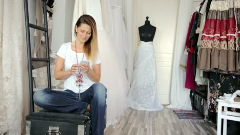 Woman-in-tailor\'s-shop-with-teléfono