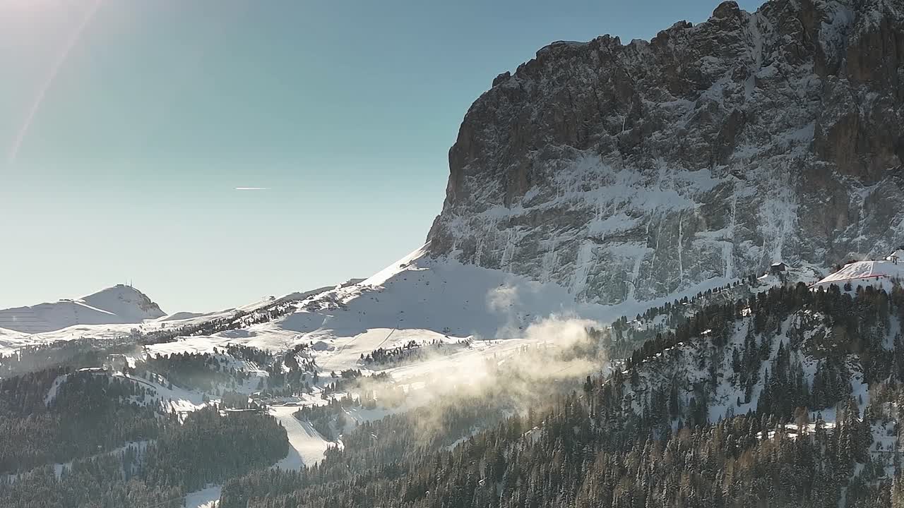 Montagne innevate sulle Alpi italiane durante la stagione invernale