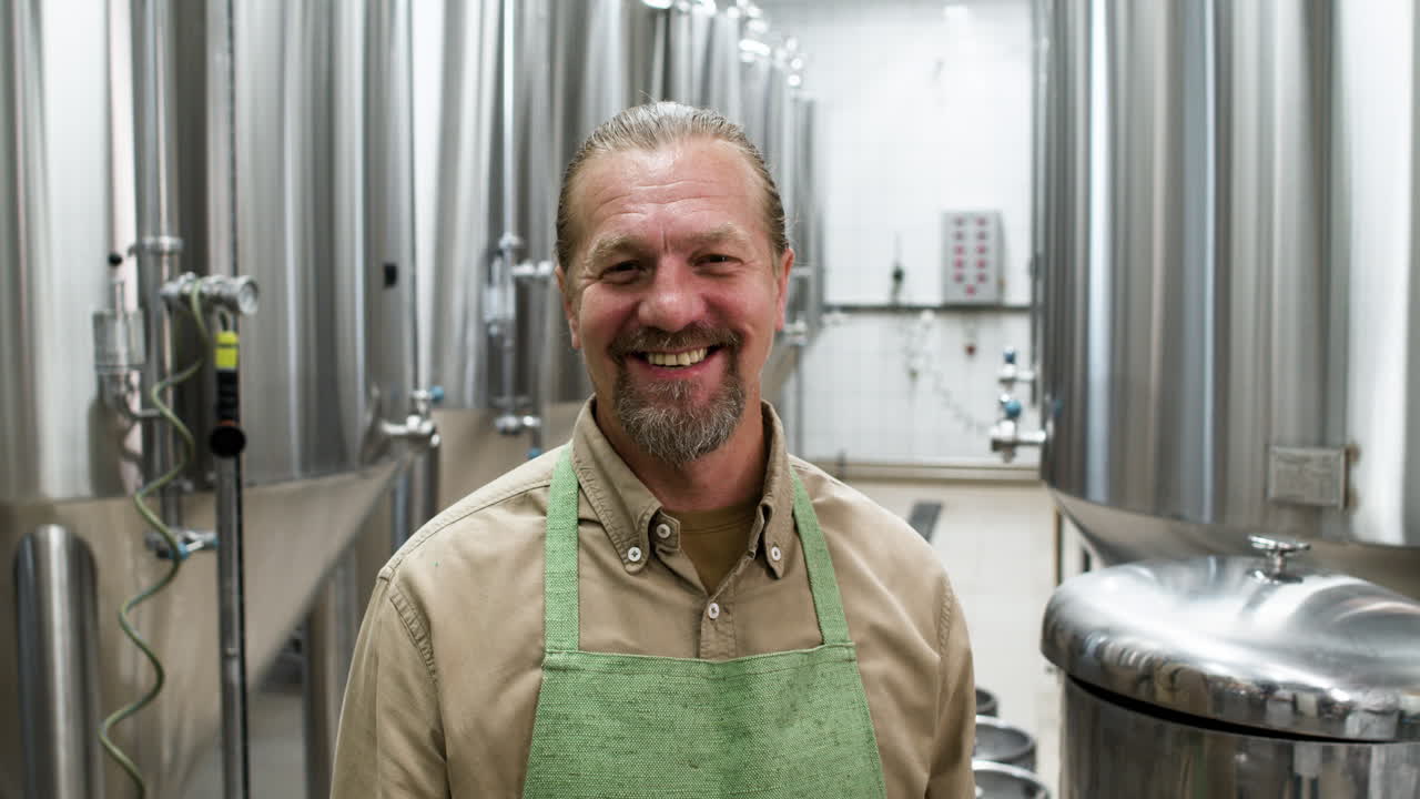 gelukkige man poseert