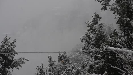 nieve cayendo en la pequeña ciudad de la región del bajo himalaya de cachemira