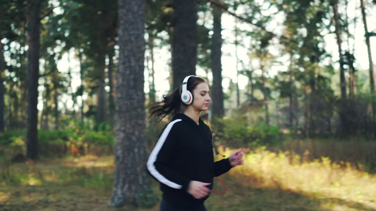 mujer corriendo en el bosque