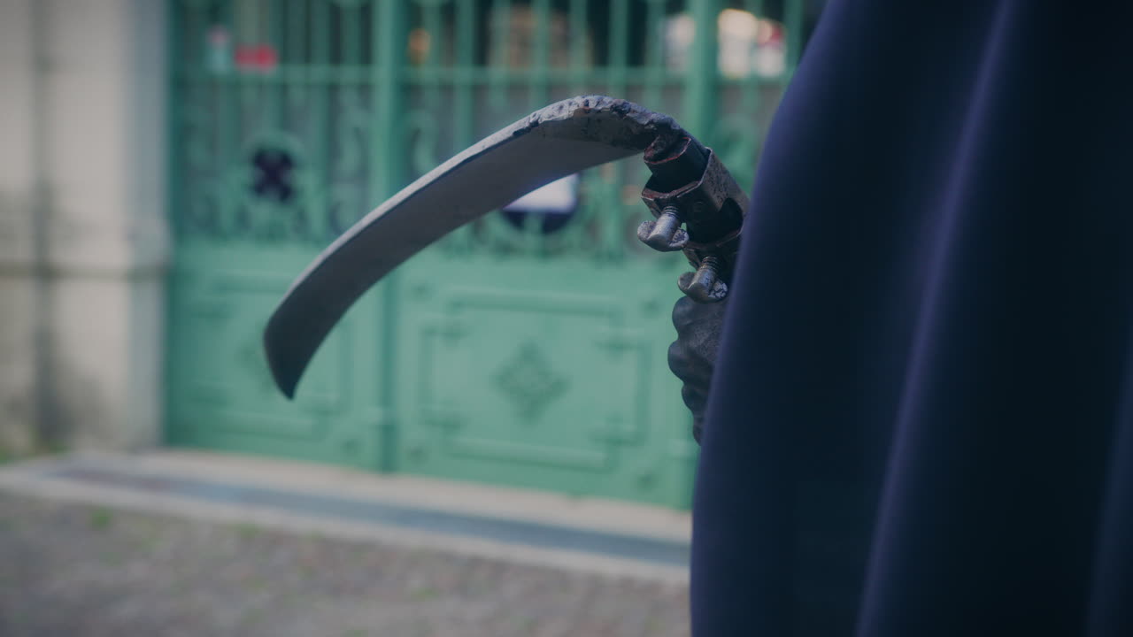 hombre disfrazado de segador sosteniendo una guadaña