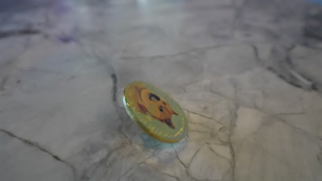 moneda dux girando sobre una encimera de piedra