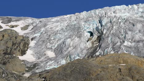 panorama del glaciar matier contra el cielo azul en el parque provincial de joffre lakes en pemberton, columbia británica, canadá