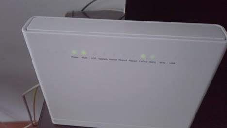 enrutador wifi con luz roja parpadeante, bandeja circular de ángulo alto