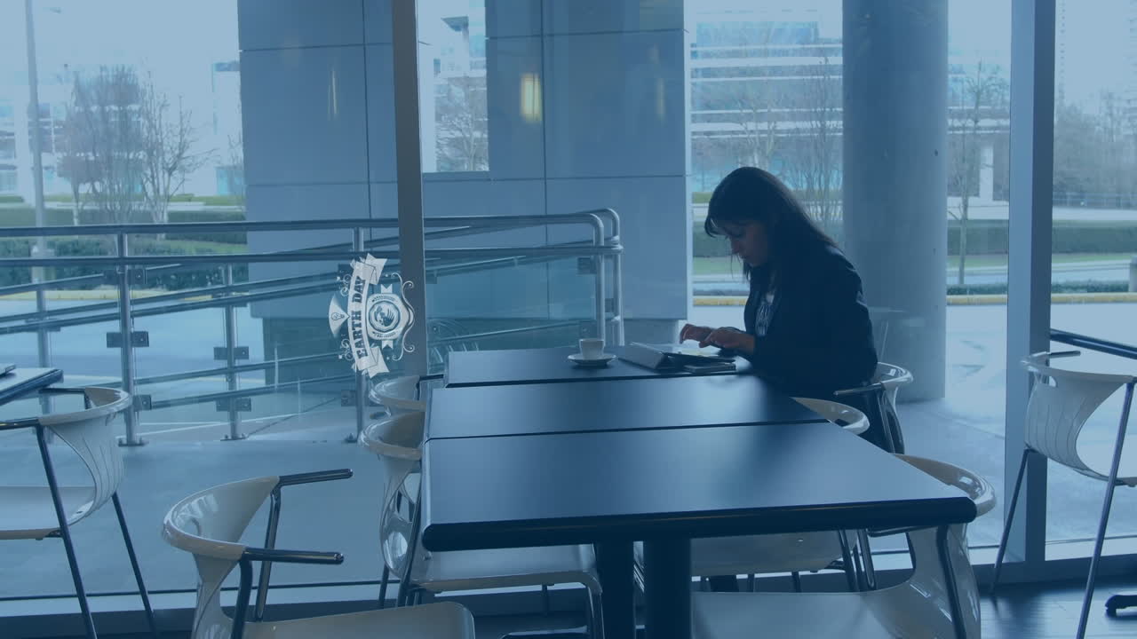 사무실에서 일하는 양색 사업가 여성에 대한 지구의 날 텍스트의 애니메이션