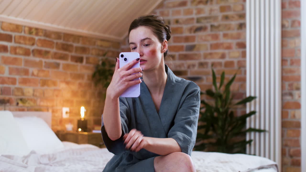 침실에 있는 여자