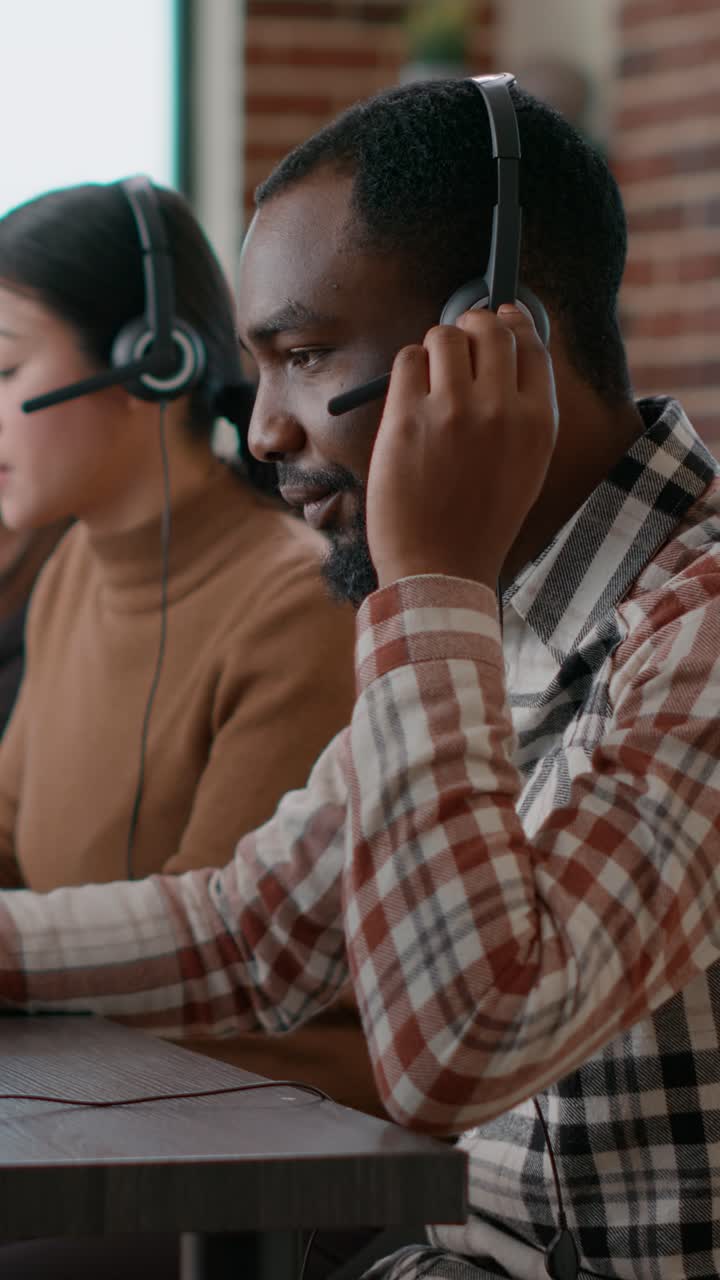Addetti al call center che assistono i clienti