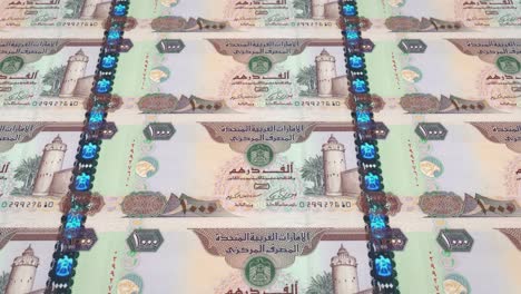 billetes de mil dirhams árabes rodando en la pantalla, dinero en efectivo, bucle