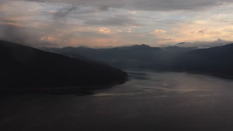 Vista-Aérea-Del-Impresionante-Lago-Mavrovo-En-Macedonia-Mientras-Se-Pone-El-Sol