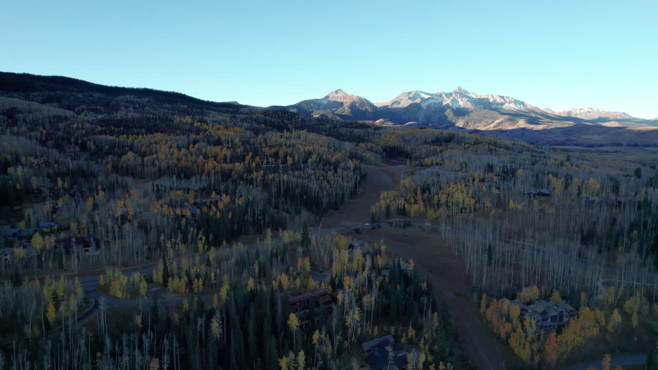 Vista aerea con drone di cime montuose fuori Telluride, Colorado, in autunno