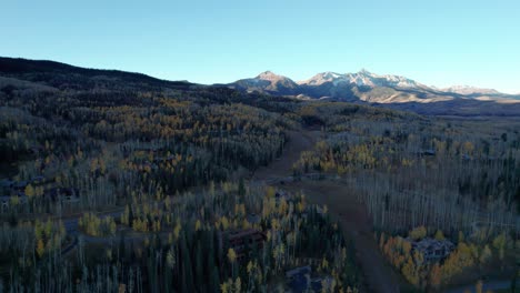 Vista-Aérea-De-Los-Picos-De-Las-Montañas-Fuera-De-Telluride-Colorado-En-El-Otoño