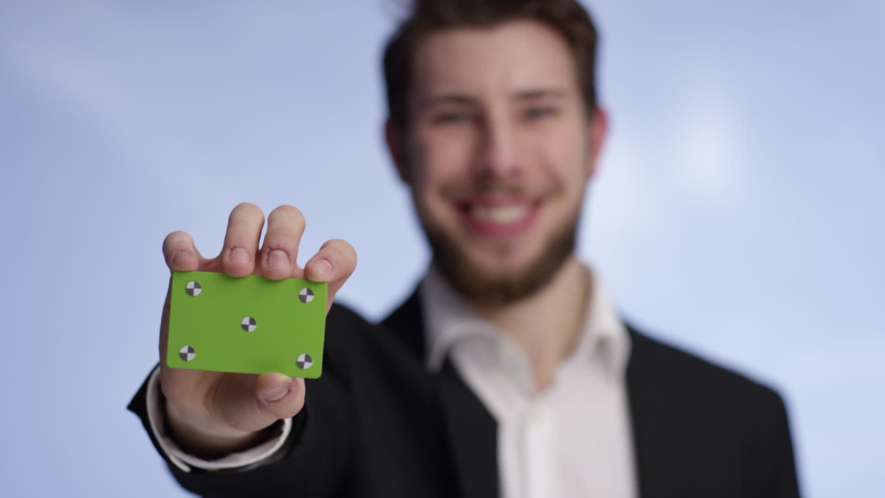 tu tarjeta de negocio siendo mostrada por un joven y guapo hombre