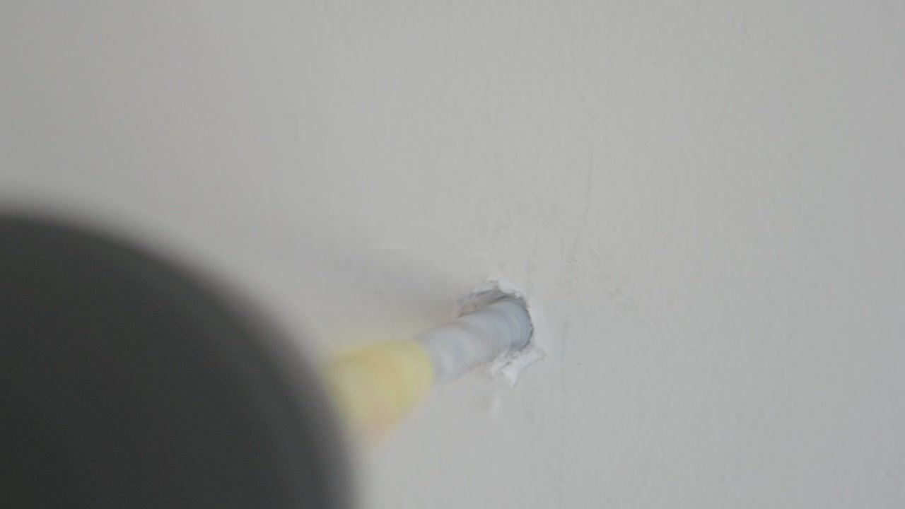 perforar un agujero en una pared