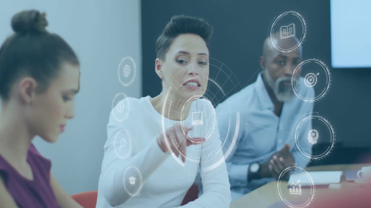 animación de iconos digitales sobre mujer caucásica discutiendo con diversos colegas en la oficina.