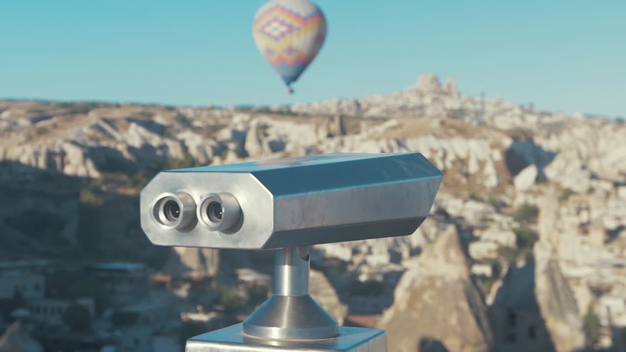 бинокль в ашиклар тепеси с видом на воздушный шар в каппадокии