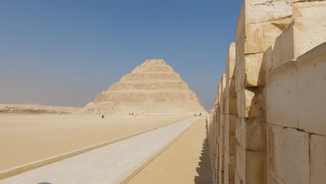 la pirámide escalonada de djoser en saqqara que sirve como necrópolis de la antigua capital egipcia, memphis