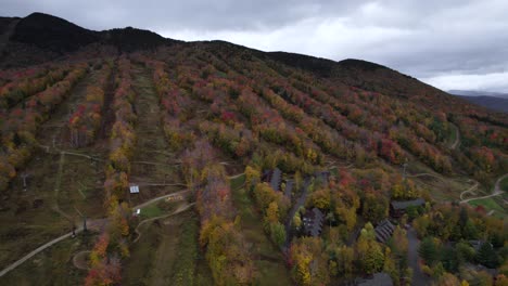 Vista-Aérea-Sobre-El-Edificio-Del-Complejo-De-Montaña-En-La-Ladera-Durante-El-Paisaje-De-Otoño