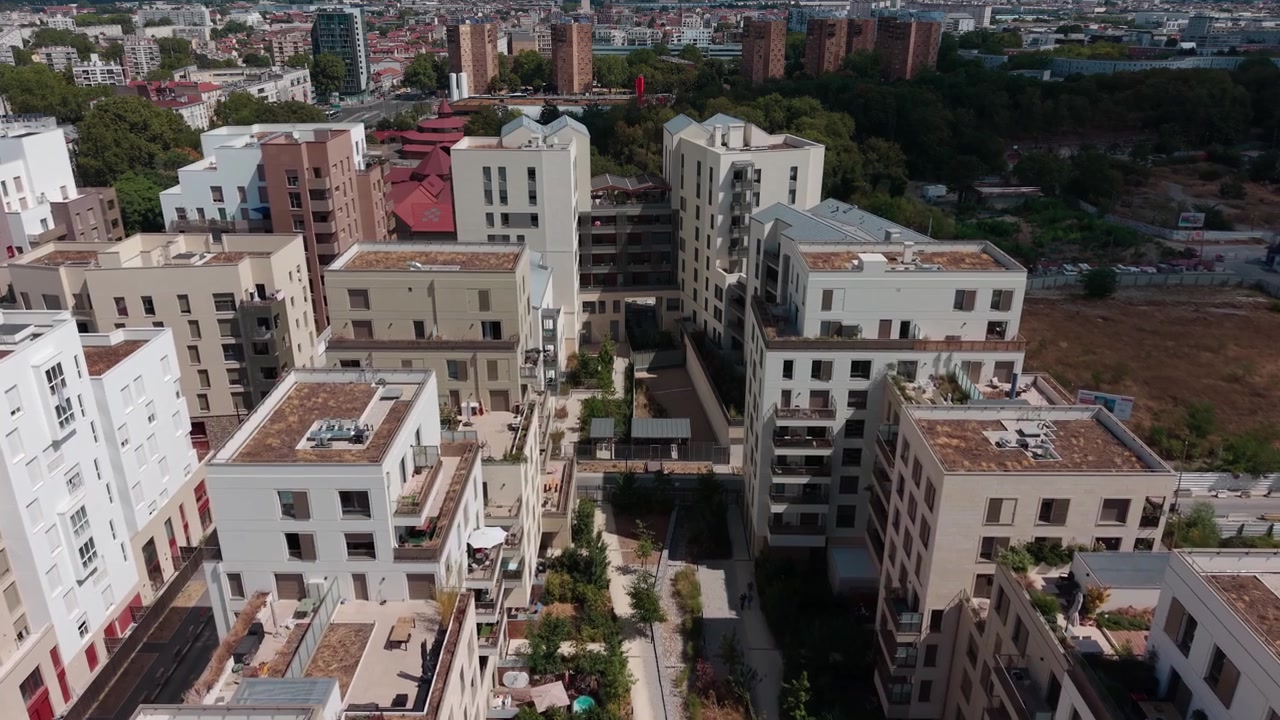 Drone recua acima de casas modernas perto de Chinagora em Alfortville, França.