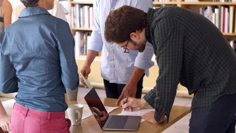 Business-Team-Trifft-Sich-Für-Brainstorming-Sitzung-Auf-R3d